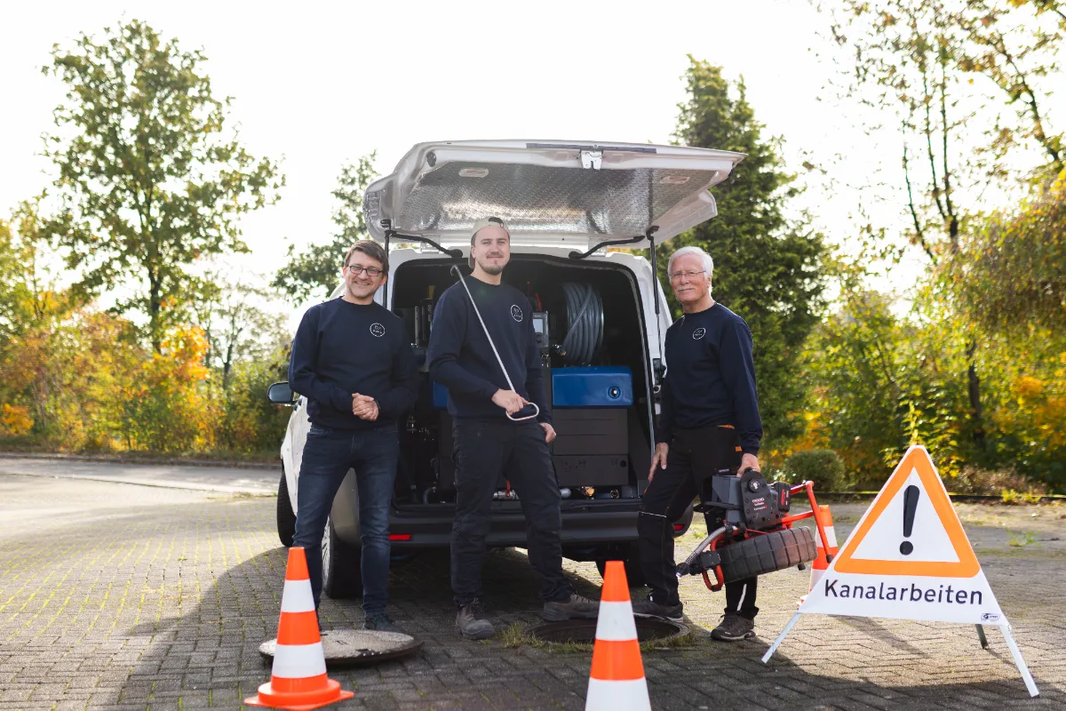Mitarbeiter von ROKA am Einsatzfahrzeug mit Reinigungstechnik